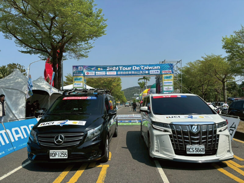 單車玩客旅遊團隊支援 UCI 國際自由車環台賽，九人座後勤車輛隨行