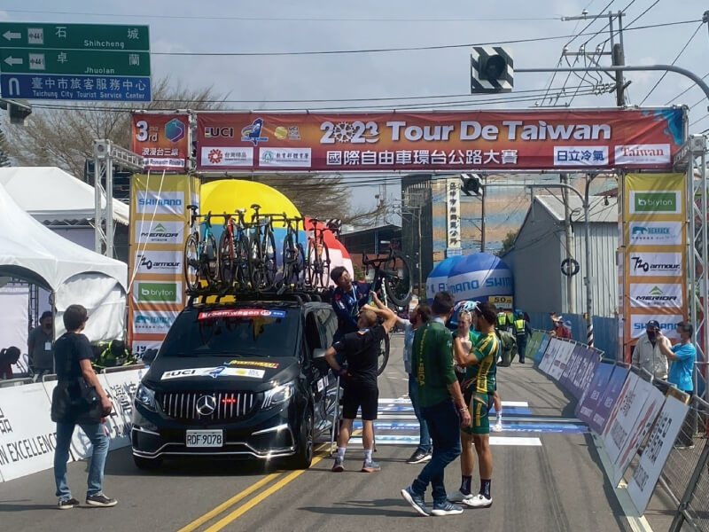 UCI 國際自由車環台公路大賽現場，單車玩客後勤車隊執行賽事支援